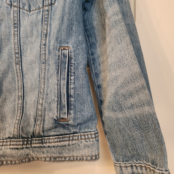 Old Navy Women’s Jean Jacket, Distressed Classic Denim, 100% Cotton EUC Sz Med - Picture 5 of 14